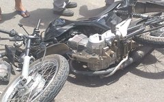 Motociclista fica gravemente ferido após colisão com caminhonete
