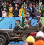 Bolsonaro quebra protocolo, prestigia Moro e recebe empresários em desfile