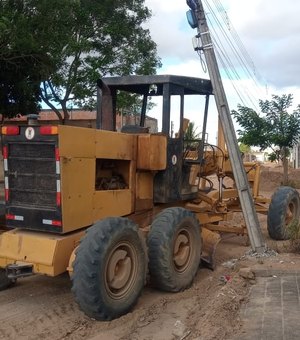 [Vídeo] Máquina a serviço da prefeitura de Arapiraca derruba poste
