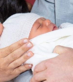 Príncipe Harry e Meghan Markle apresentam filho recém-nascido 