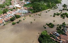 Enchente do rio Ipanema leva uma enxurrada de lama para o município de Santana