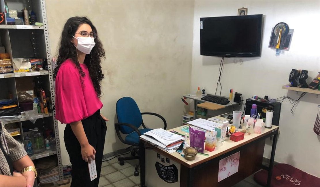 Vereadora Teca Nelma fiscaliza rede de apoio à mulheres vítimas de violência