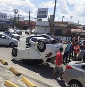 Após colisão entre veículos, carro capota no bairro do Poço