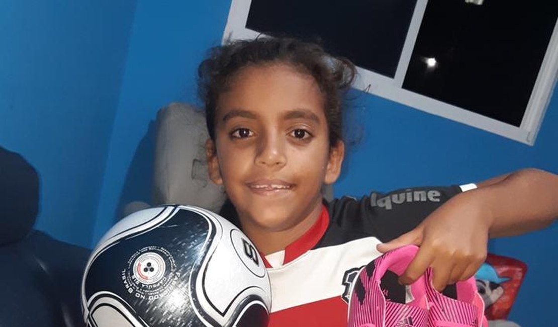 Menina que sonha em ser atleta viraliza em desabafo sobre preconceito por jogar futebol