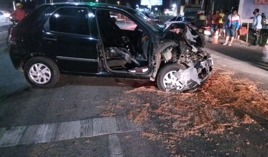 [Vídeo] Condutor fica preso às ferragens após colisão na AL - 220 em Arapiraca