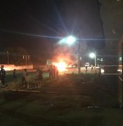 Populares registram incêndio em caminhão na cidade de Estrela de Alagoas