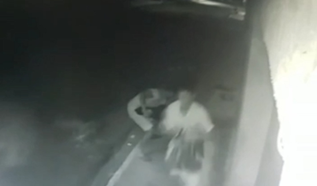 [Vídeo] Dois homens e uma mulher furtam loja e levam som, TV e sacolas no Centro de Arapiraca
