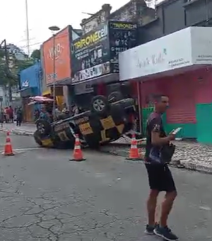[Vídeo] Carro do DMTT capota ao perseguir veículo em fuga em Maceió
