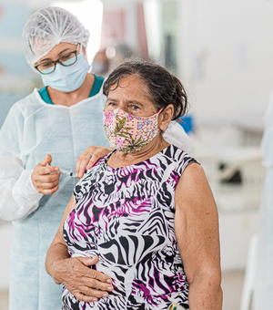 Idosos de 72, 73 e 74 anos serão vacinados a partir desta sexta-feira (19) em Arapiraca