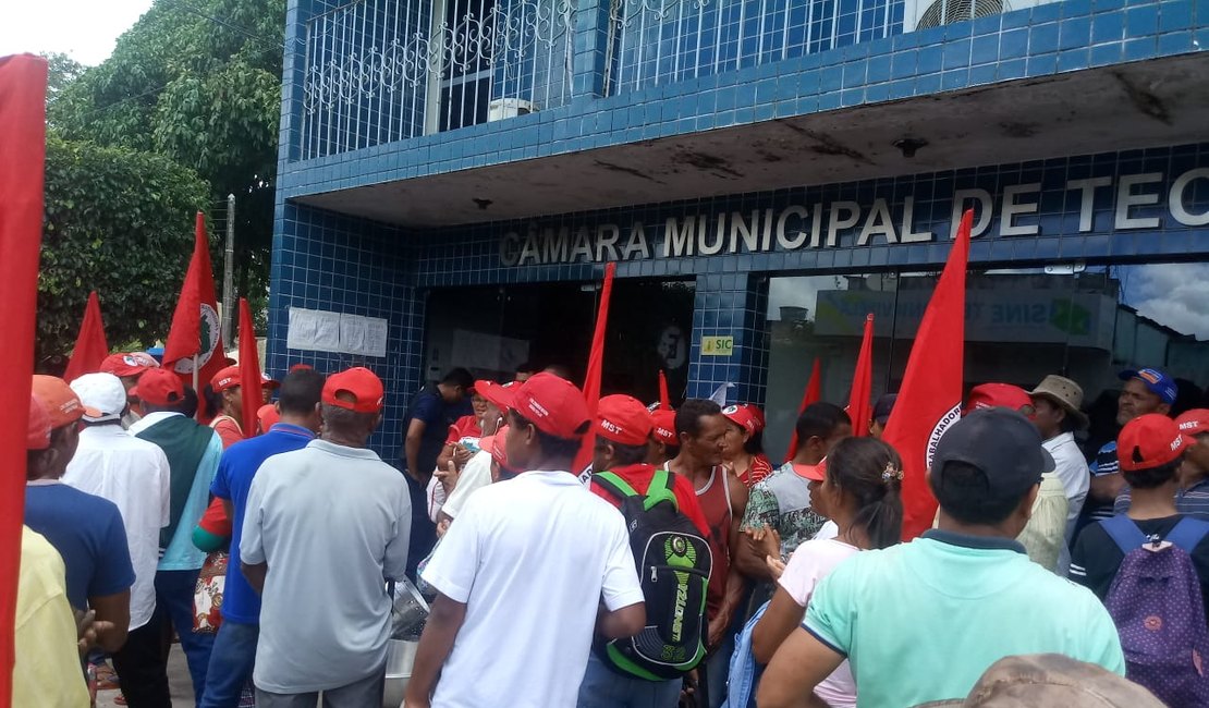 Trabalhadores Sem Terra ocupam Prefeitura de Teotônio Vilela