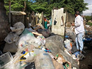 Cerca de 50 toneladas de lixo são recolhidas em uma única casa na Santa Lúcia