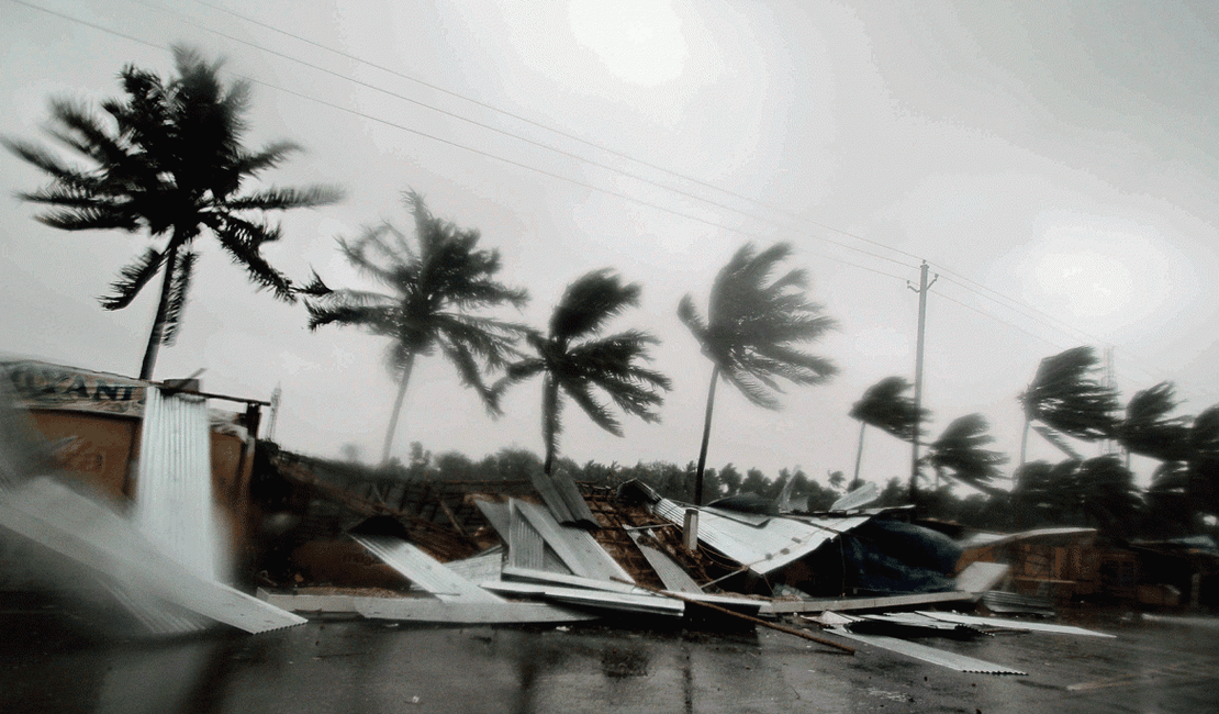 Ciclone atinge cidade da Índia e mais de 1 milhão de pessoas fogem do litoral
