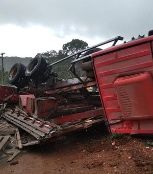 [Vídeo] Caminhão capota em Traipu e tem carregamento de cimento saqueado