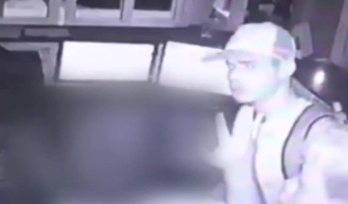 Vídeo: dois homens invadem hotel e roubam recepcionista na Jatiúca