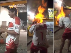[Video] Para matar o coronavírus, homem ateia fogo na própria cabeça