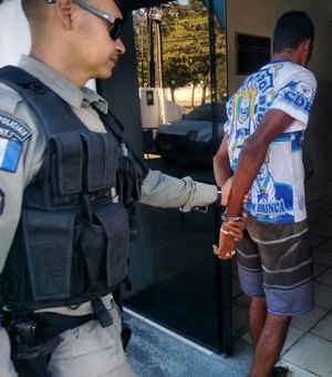 Jovem é preso acusado de roubar celular no Benedito Bentes 