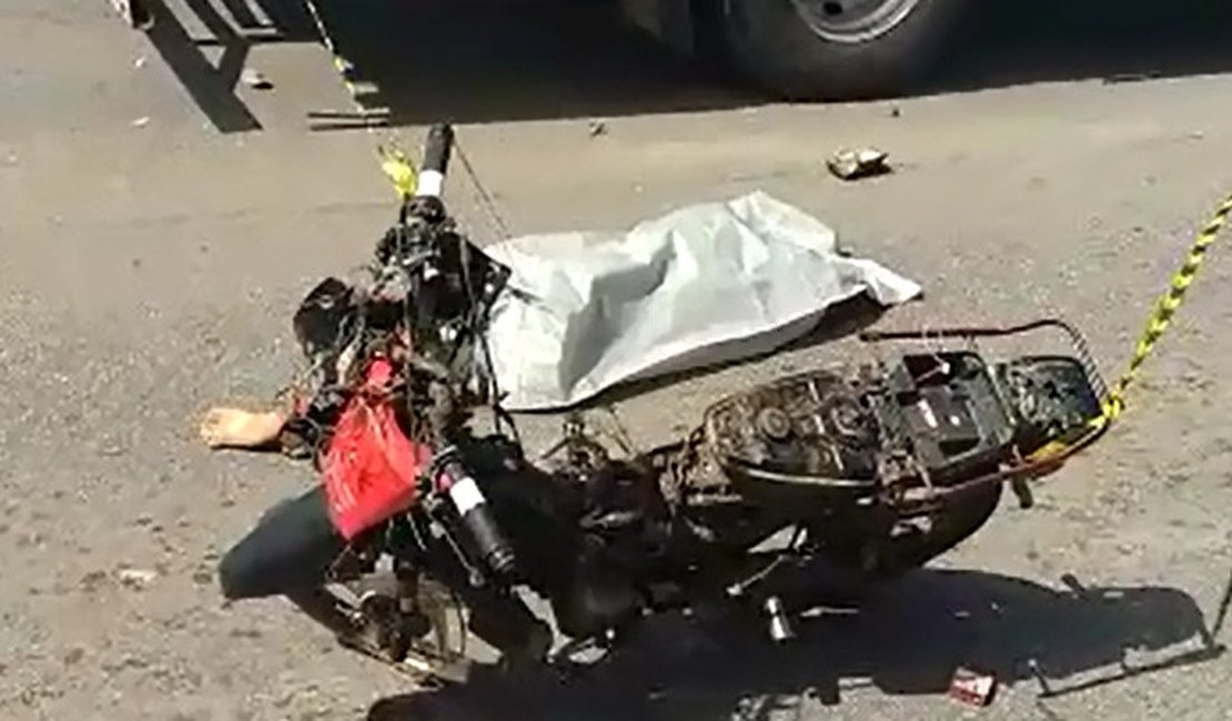Vídeo: Motociclista morre ao colidir na traseira de um caminhão