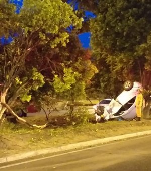 Carro capota e deixa cinco feridos na Avenida Durval de Góes Monteiro