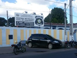Carro estacionado em rua de Arapiraca tem vidro quebrado e R$ 800,00 furtados