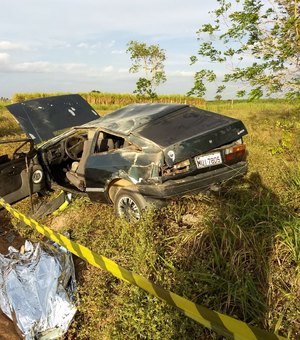 Homem morre após veículo capotar diversas vezes em estrada de barro