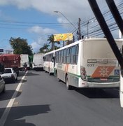 Por salários atrasados, rodoviários de Rio Largo fecham Av. Fernandes Lima