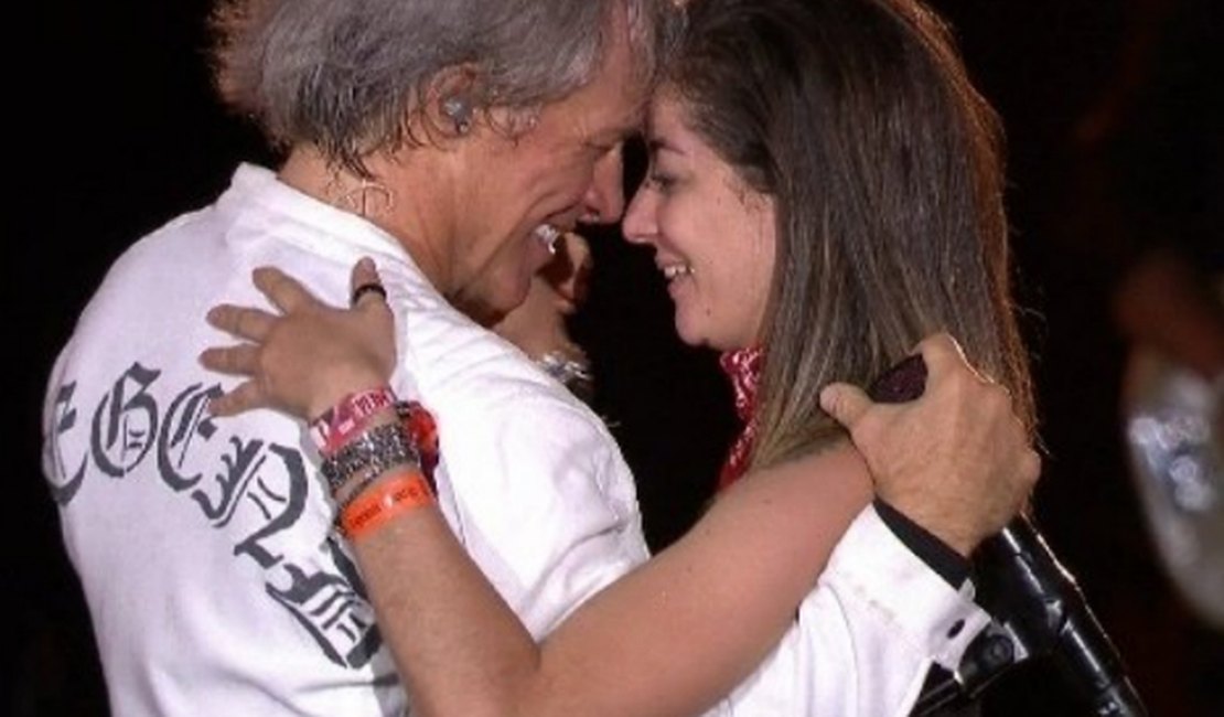 Fã sobe no palco do Rock in Rio e ganha beijo de Bon Jovi
