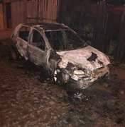 Carro pega fogo e bombeiros controlam chamas em Maceió