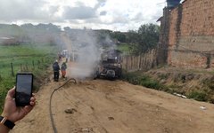Carro de som incendeia em via pública de Porto Calvo