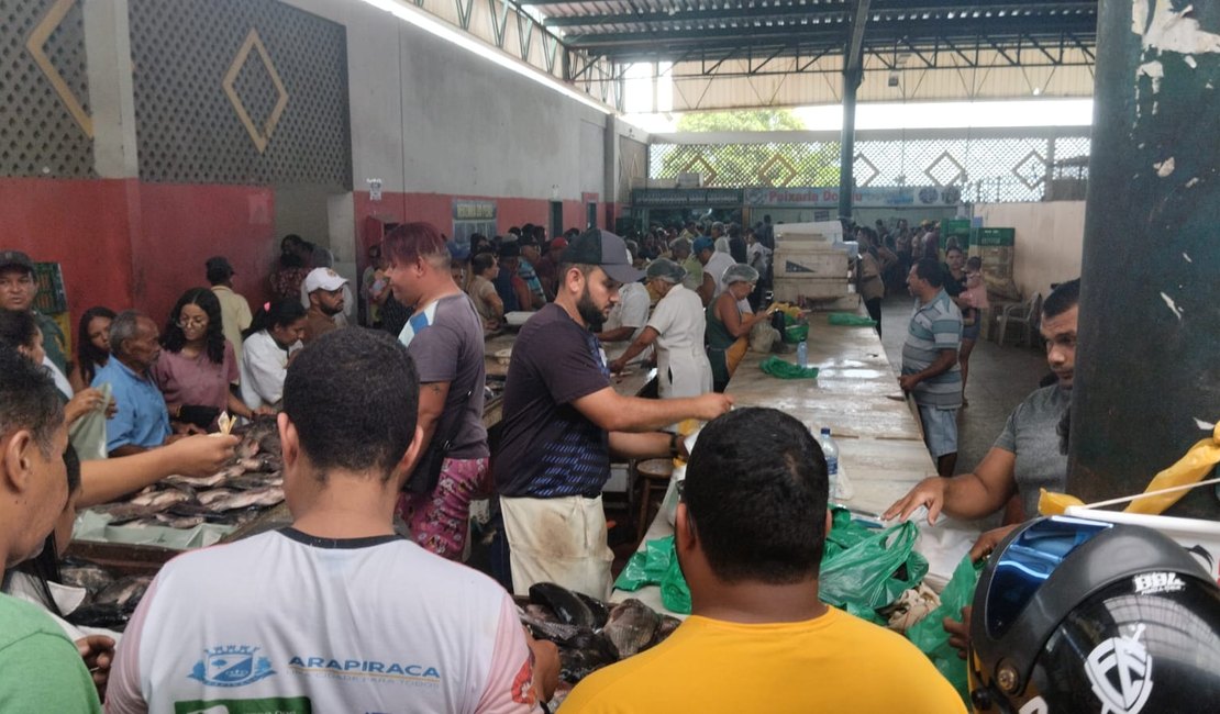 [Vídeo] Comerciantes comemoram venda de peixes e clientes lotam Mercado Público de Arapiraca