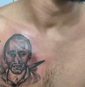 Estudante tatua rosto de autor do hit 'Caneta azul' no peito