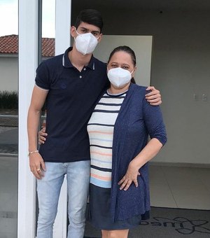 [Vídeo] Em recuperação de cirurgia na cabeça, mãe de Willy Vaqueiro morre em Maceió