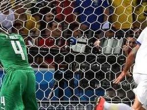 Com drama, Grécia bate Costa do Marfim e avança pela 1ª vez