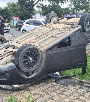 [Vídeo] Dois carros colidem e um deles capota na Durval de Góes Monteiro