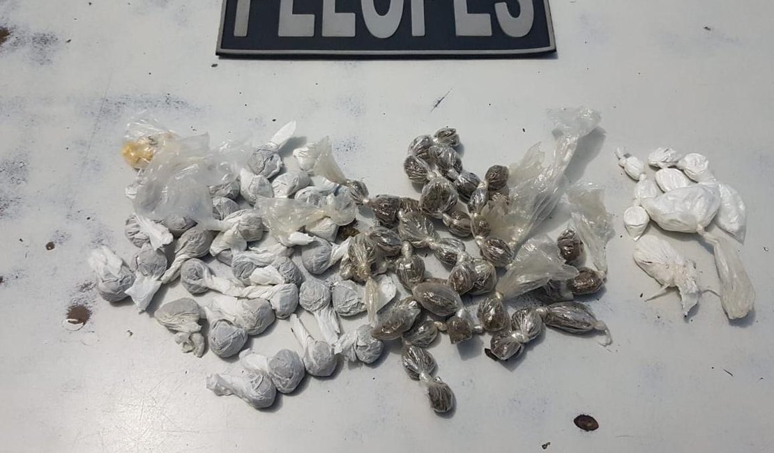 Homem é preso pela PM, após ser flagrado vendendo drogas na Praça Marques, em Arapiraca