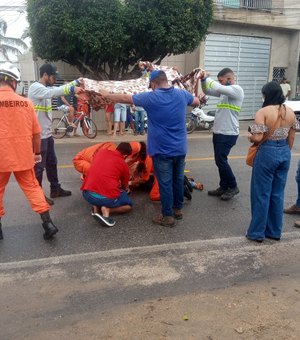 Duplo acidente entre carro e  moto deixa uma mulher ferida no município de Arapiraca