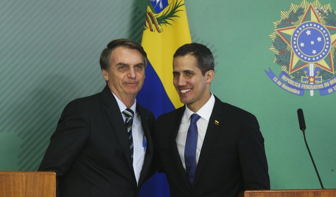 Bolsonaro diz que vai atuar para restabelecer democracia na Venezuela