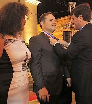 Renan Filho recebe Comenda Grã-Cruz da Ordem do Barão de Penedo