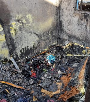 Fogo destrói residência no bairro do Feitosa