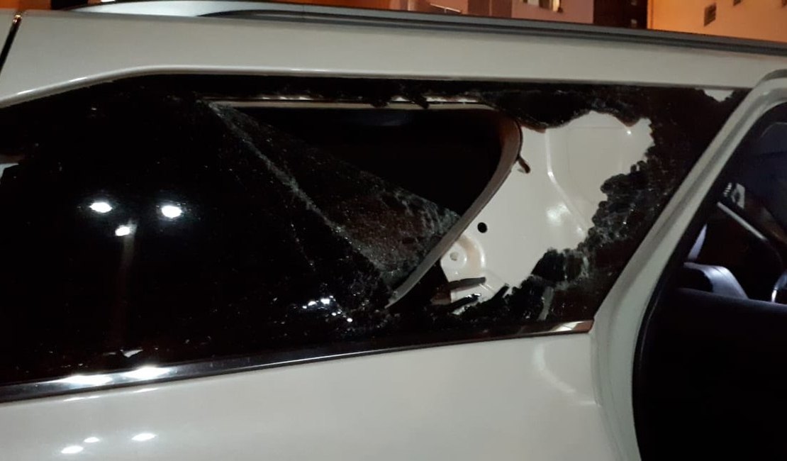 [Vídeo] Atacante do Criciúma, alagoano Zé Carlos tem carro apedrejado pela torcida