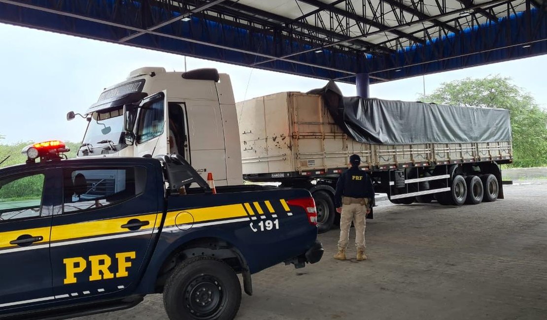 PRF flagra motorista transportando madeira ilegal em Canapi ; carga foi apreendida