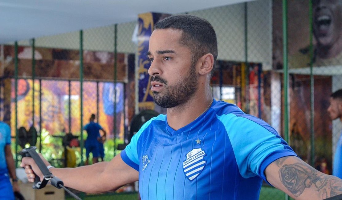 Atacante do CSA comemora aniversário com artilharia e vitória no clássico