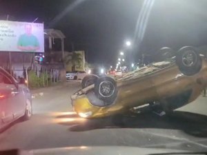 Carro capota durante acidente em avenida movimentada de Penedo