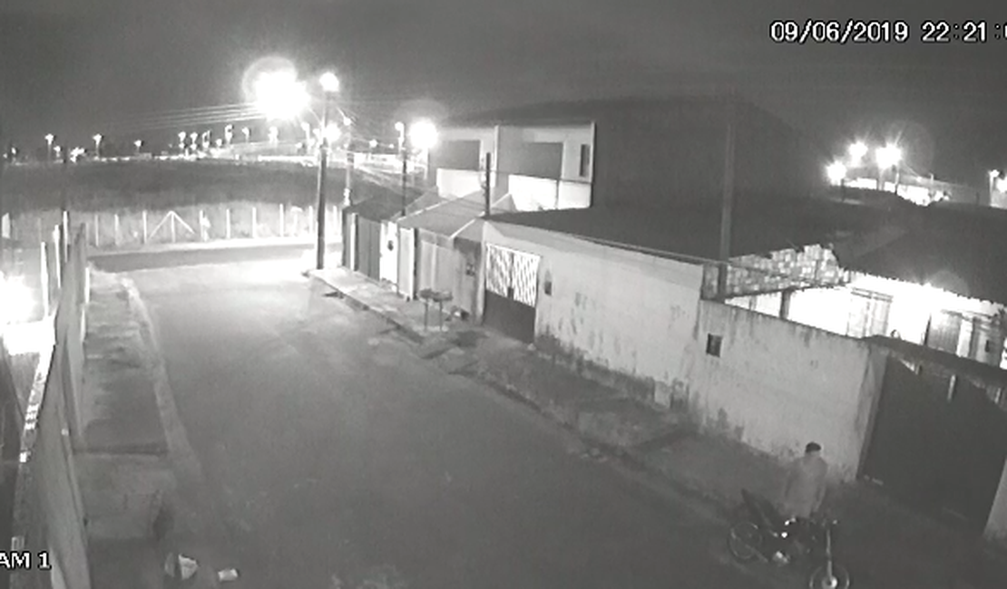 Câmeras flagram furto de motocicleta no Benedito Bentes 