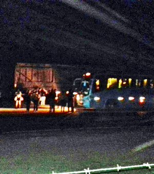 Ônibus que transportava estudantes colide em caminhão na BR-101