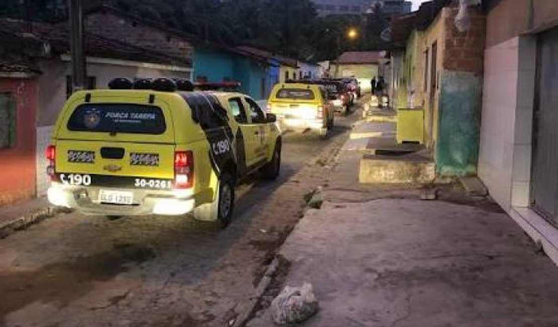 Suspeito joga sacola para despistar a polícia mas é preso com 44 pinos de cocaína