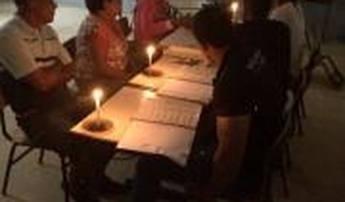 À luz de velas: falta de energia atrasa eleições em Arapiraca