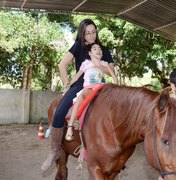 Sesau assegura equoterapia para alagoanos com deficiência