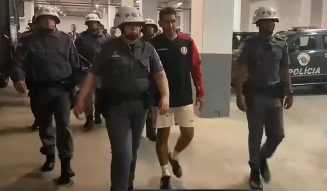 Preparador físico do Universitario é preso em flagrante por racismo em jogo contra o Corinthians