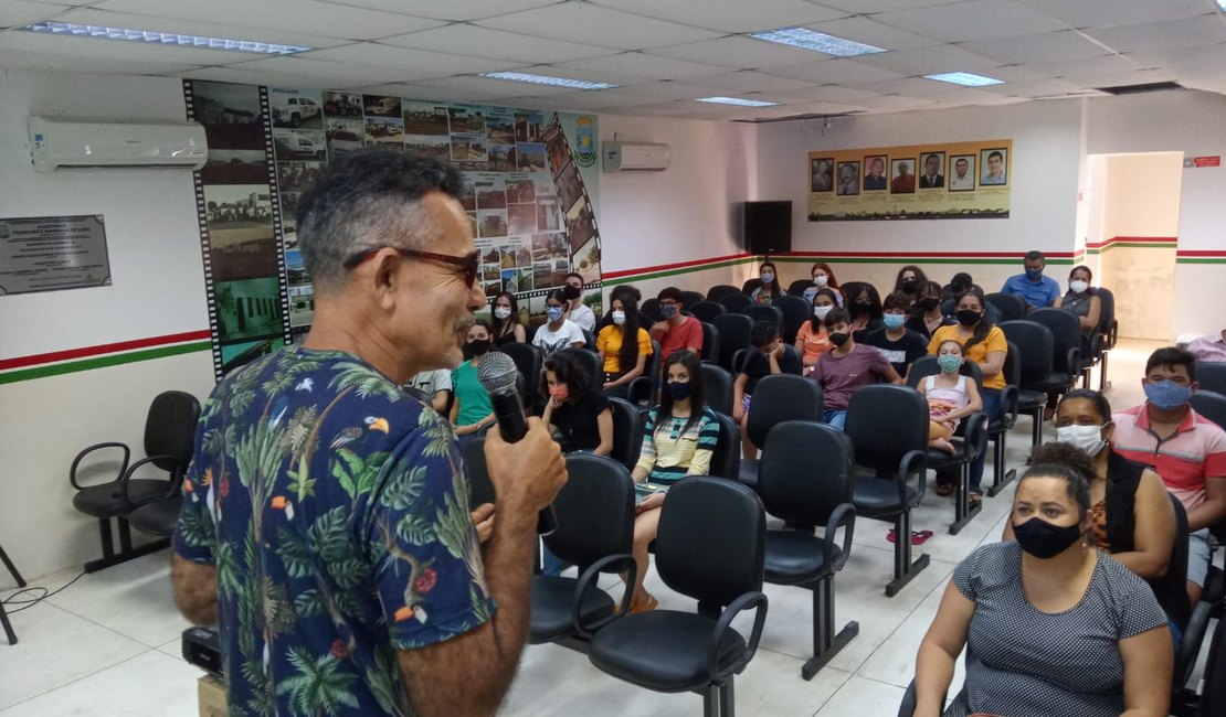 [Vídeo] Escritor arapiraquense renomado em Pernambuco incentiva estudantes a ingressar na literatura