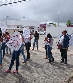 Esposas de reeducandos protestam contra suspensão de visitas em frente à sede da OAB Arapiraca